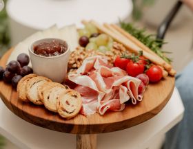 Cómo preparar una tabla de embutidos y sorprender a tus invitados